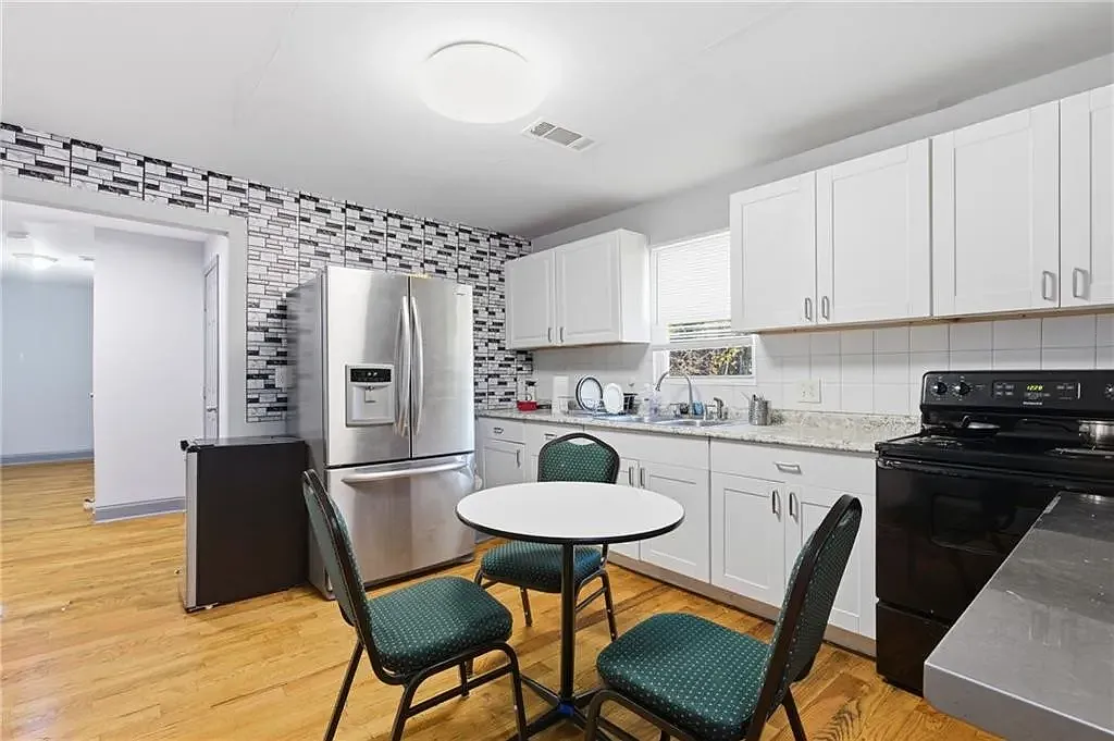 7 bed, 2000 sqft, $750 — Photo 3