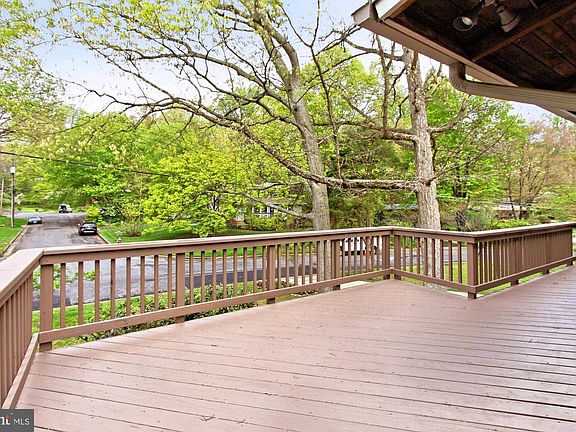 4th image of 3427 Surrey Ln