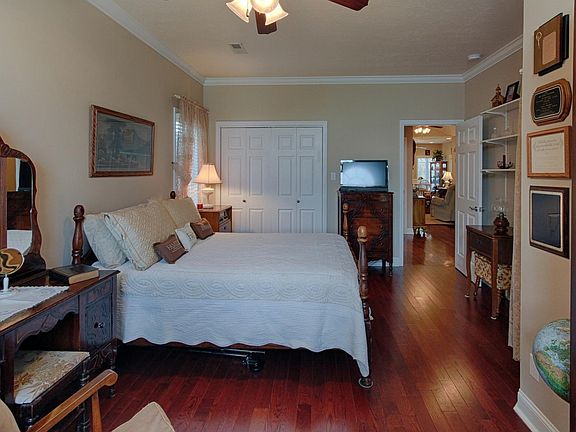 5th image of 923 Gothic Manor Way