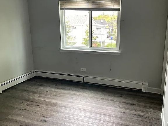 3rd image of 1185 Surrey Dr APT 3E