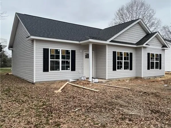 124 Filmore St, Yadkinville, NC 27055