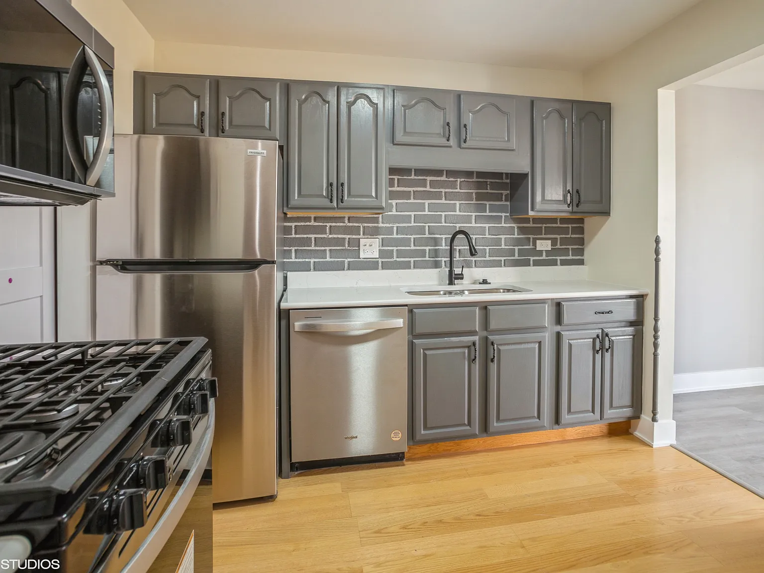 2 bed, 1100 sqft, $2,200 — Photo 2