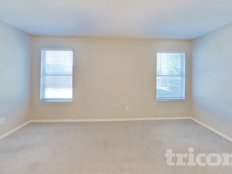 2328 White Oak Dr — Photo 8
