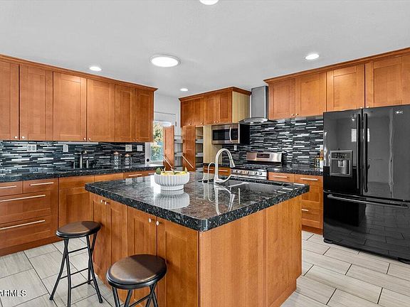 3rd image of 26 W ERIE Drive