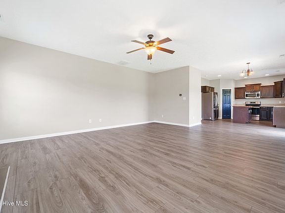 3rd image of 407 S Bluff Cir