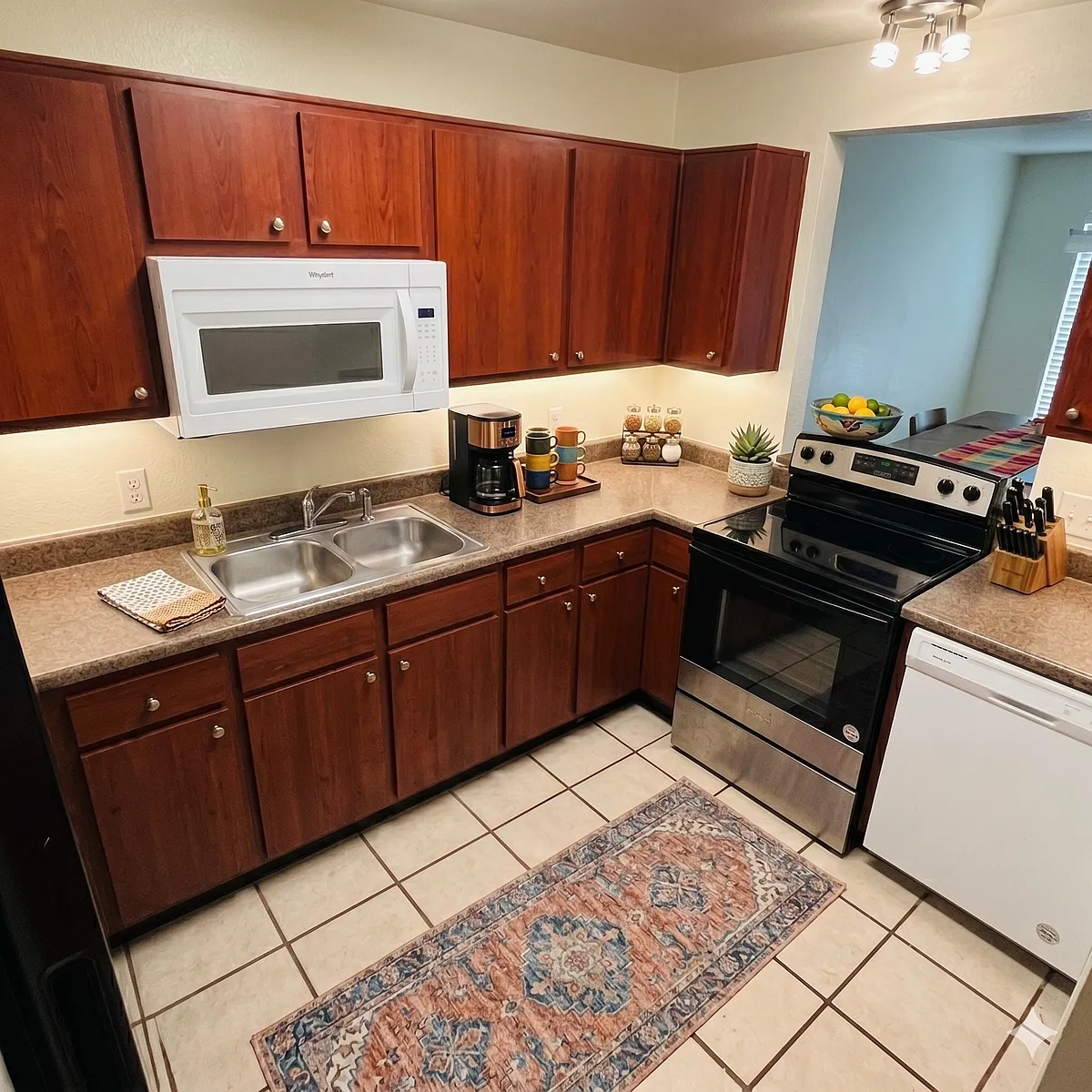 Building Photo - 1003 E Washington St #4A