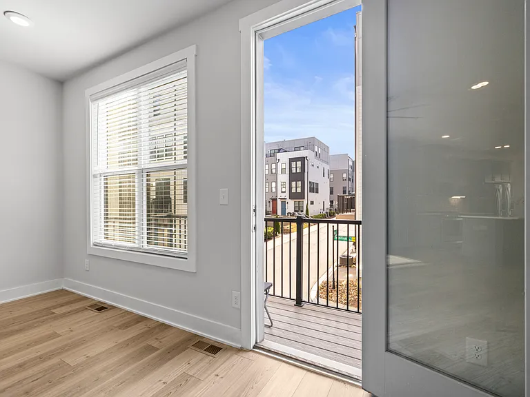 539 W Tremont Ave — Photo 16