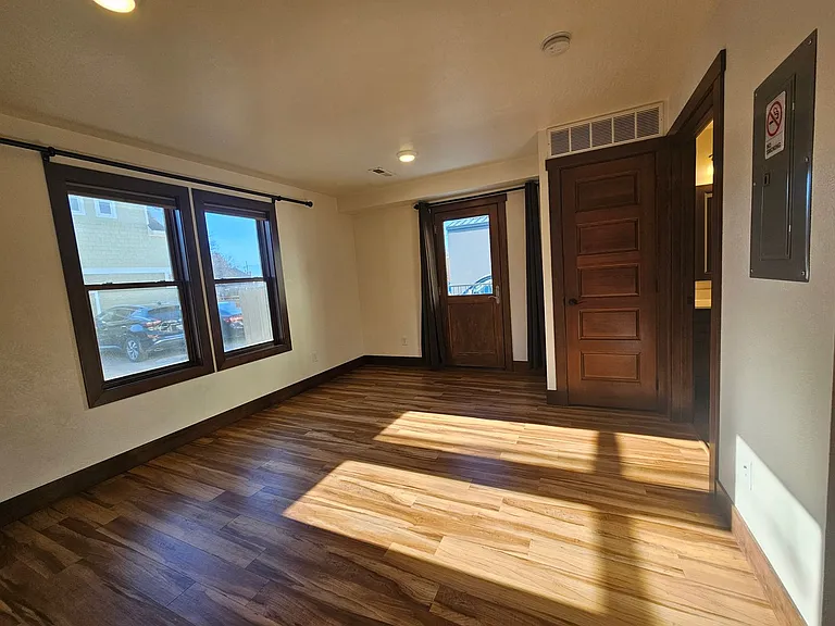 535 Ryman St — Photo 6