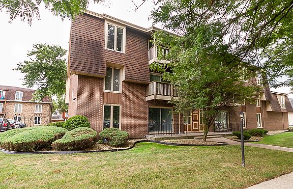 2nd image of 5721 W 103rd St APT 101