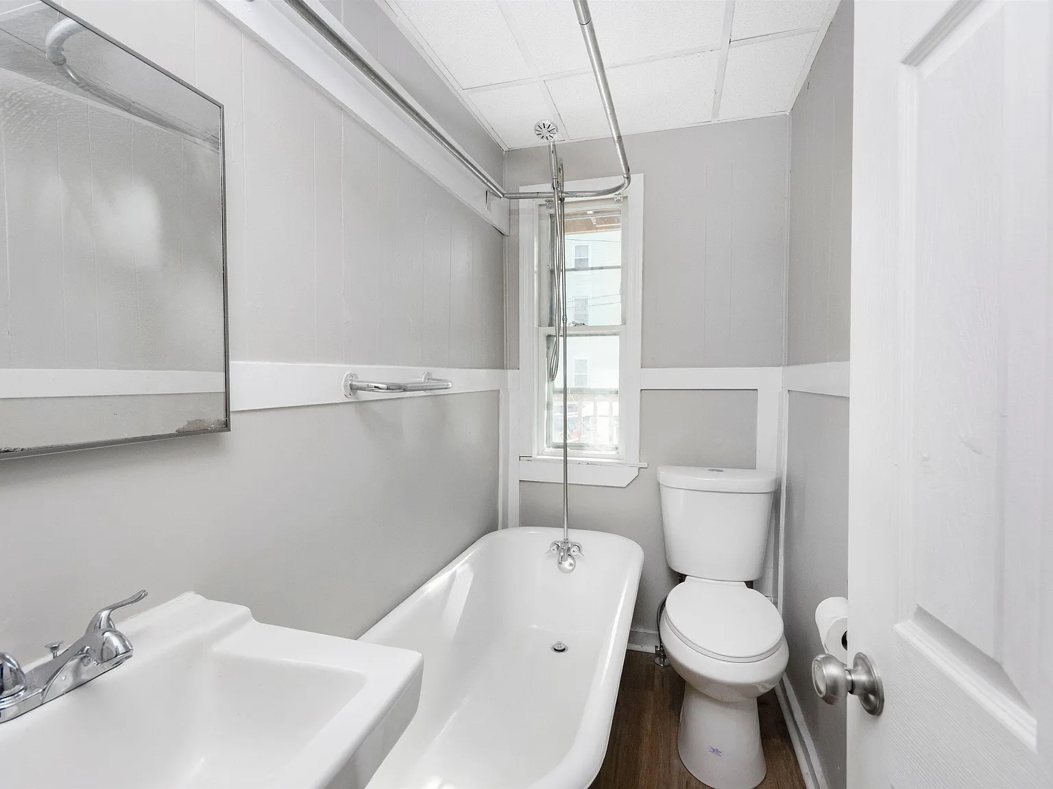 3 bed, 1.0 bath, 1146 sqft, $2,347 — Photo 2