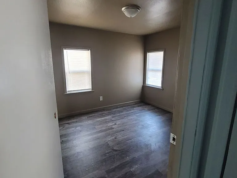555 E Harmon Dr — Photo 7