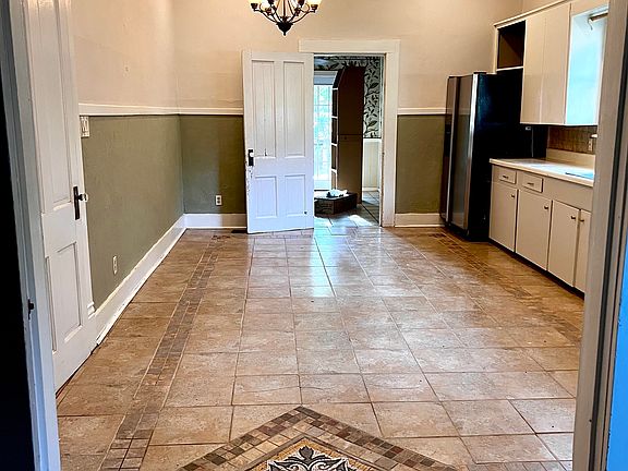 Large kitchen with room for 8 person dinning table