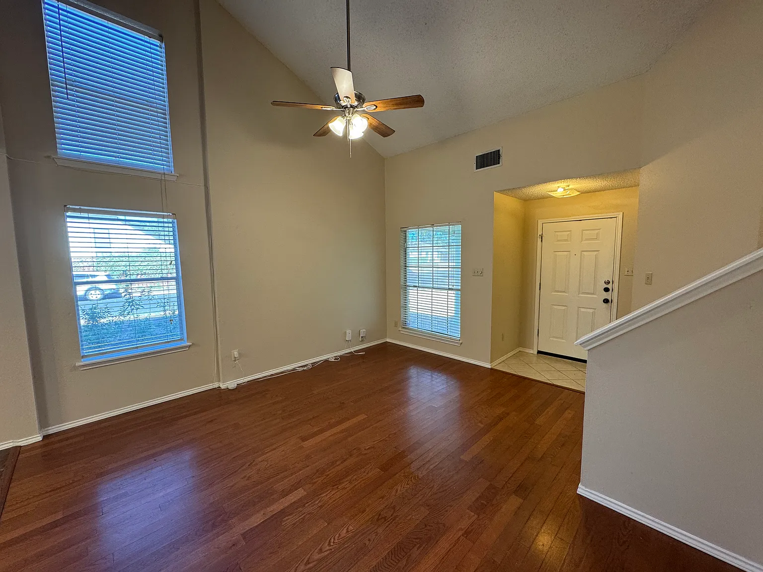 3 bed, 2.5 bath, 1436 sqft, $2,100 — Photo 4