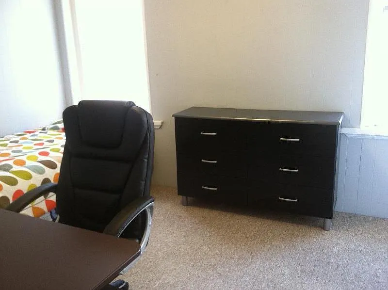 3 bed, 900 sqft, $4,700 — Photo 2