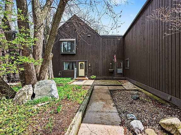 2nd image of 242 Dunbarton Ct
