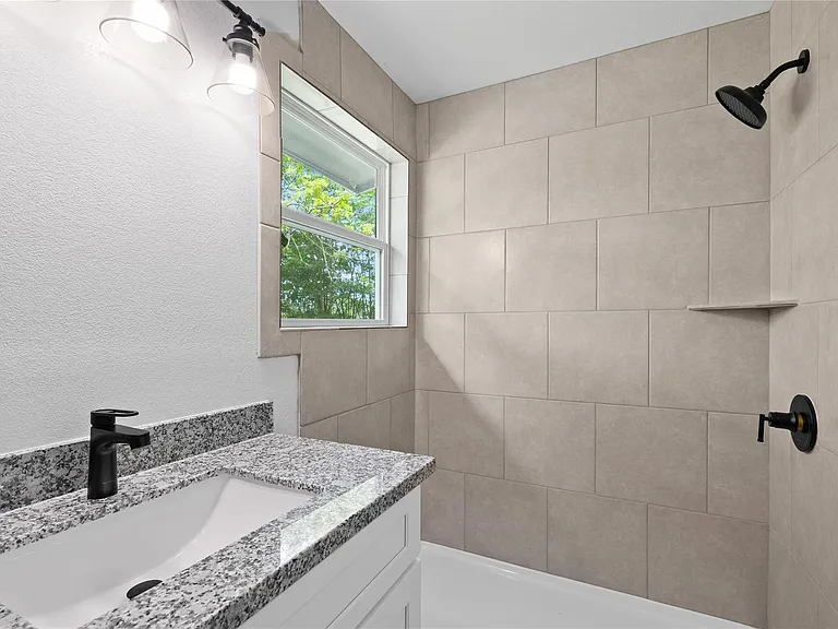 524 Dunnam Ave — Photo 12