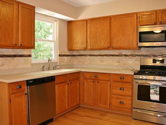 3rd image of 3225 Summer View Dr
