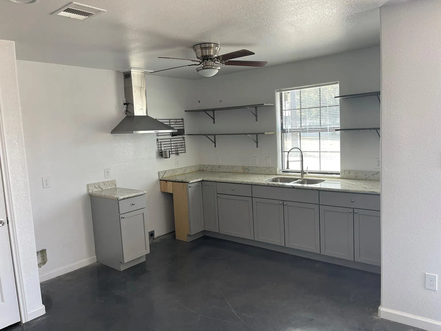 3 bed, 2.0 bath, 1098 sqft, $1,350 — Photo 2