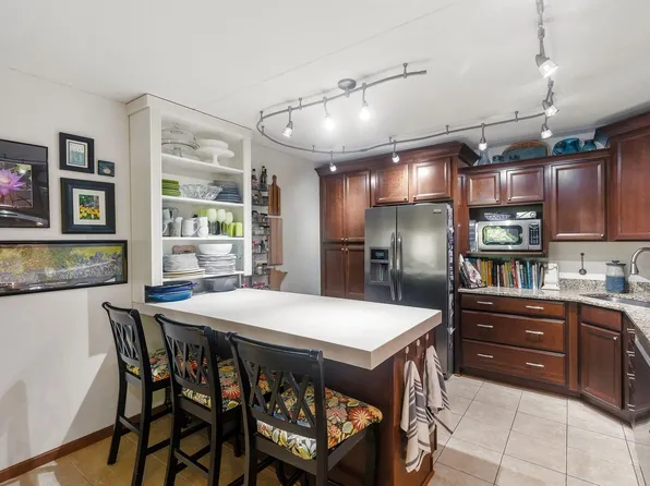 2445 Londin Ln E APT 202, Maplewood, MN 55119