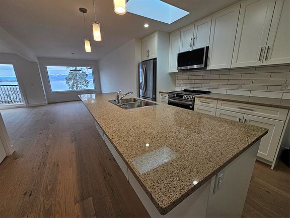 3rd image of 578 Lakeshore Dr W #402