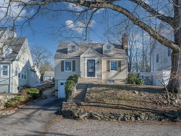46 Upland Ave — Photo 2