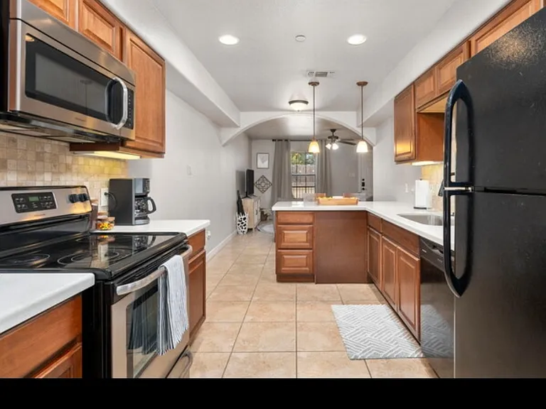 606 Sabine St — Photo 5