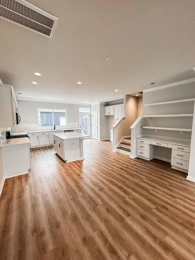 607 Southview Ln - house — Photo 3