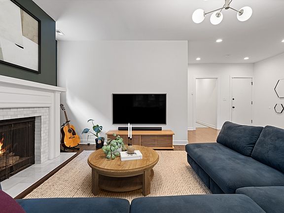 5th image of 922 W Carmen Ave #3W
