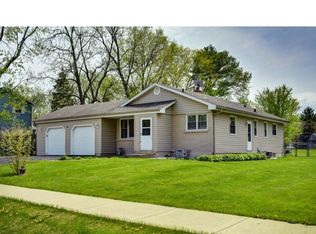 341 W Pine Ave, Roselle, IL 60172