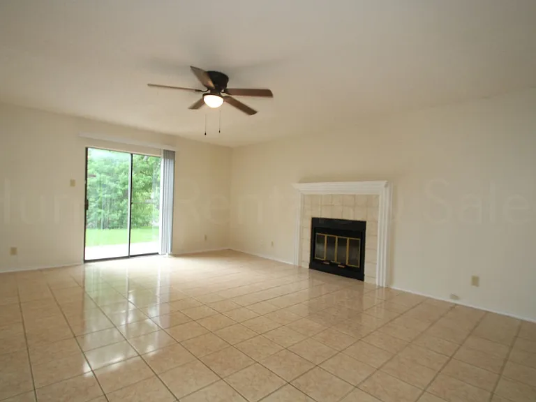1112 Goodhue Dr — Photo 3