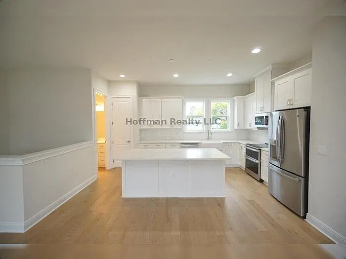 4 bed, 3.5 bath, 2405 sqft, $4,300 — Photo 4