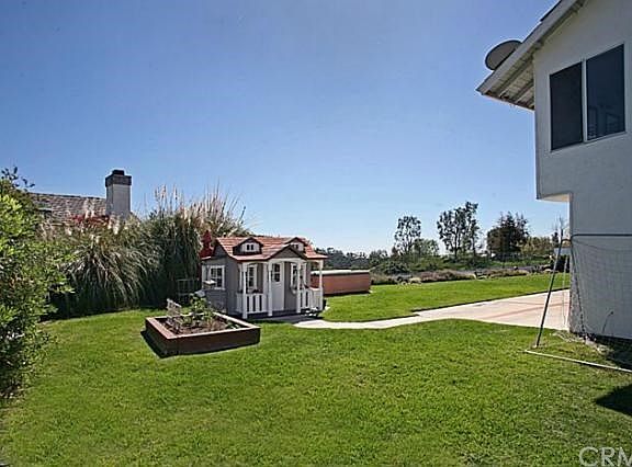 Large backyard with pano view. Doll house included!