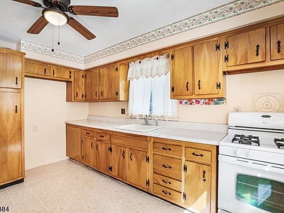 4th image of 37 Lakeview Ave