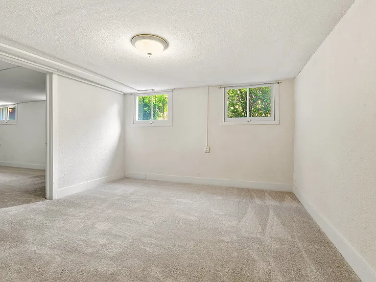 975 S Vine St — Photo 32