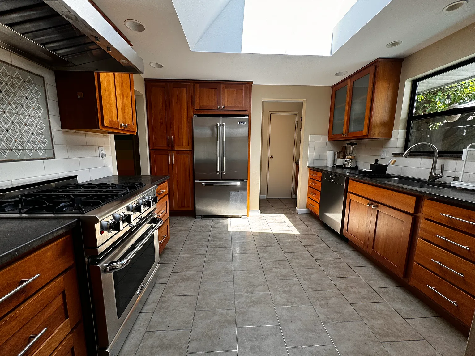 4 bed, 1500 sqft, $4,700 — Photo 4