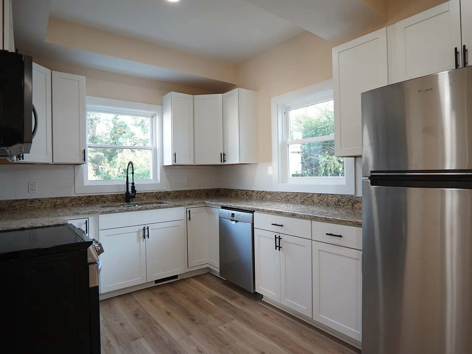 2 bed, 1000 sqft, $1,350 — Photo 2