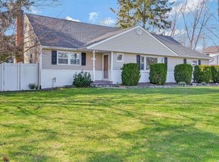 4 Mohegan Pl, Huntington Station, NY 11746