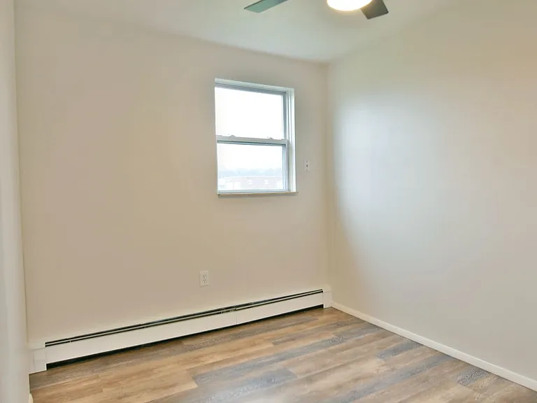 560 Gladys St — Photo 16