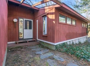 8 Cranberry Ln, Amherst, MA 01002