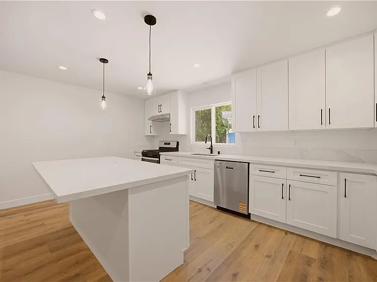 17024 Parthenia St — Photo 5
