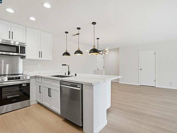4th image of 1077 Wesley Ct APT 7