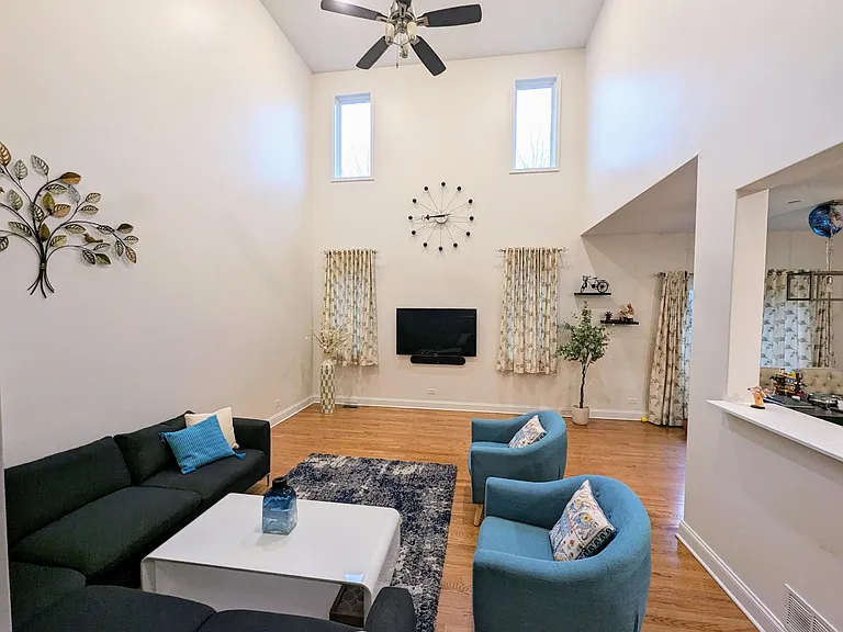 394 E Tall Oaks Ln — Photo 2
