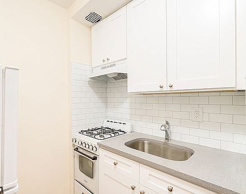 3rd image of 130 E 35th St APT 5B