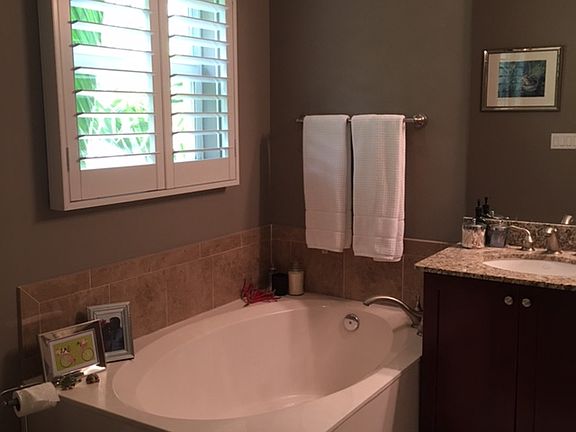 Master soaking tub 