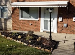 5990 Glenway Dr #B, Brookpark, OH 44142