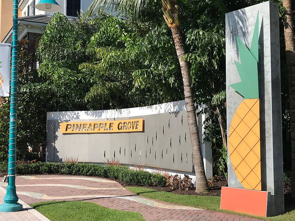2 Blocks to Pineapple Grove Arts, Entertainmant and Restaurants. Home is 5 Blocks to Delray Beaches Famous Atlantic Avenue and about 1 mile to the Beach!