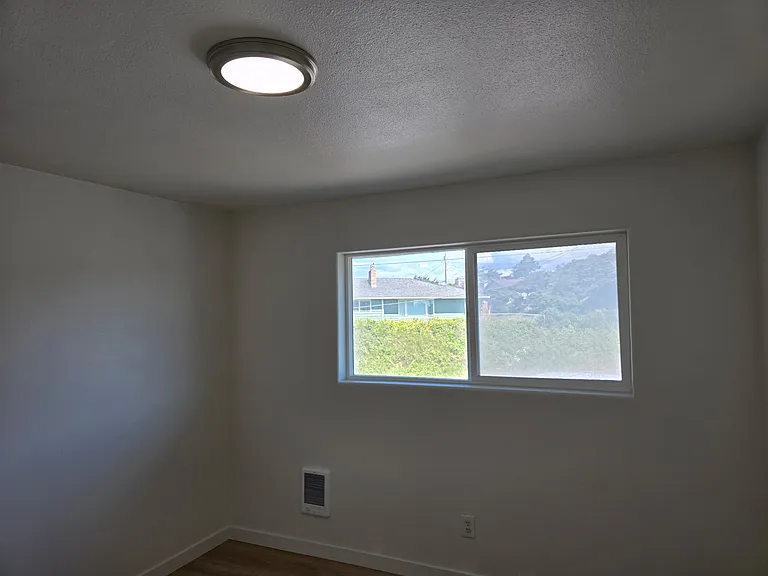 338 SW Woods St #2 — Photo 5