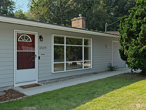 Nice front entryway. Ring doorbell stays!>