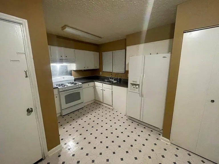 5133 Galbraith Cir — Photo 41