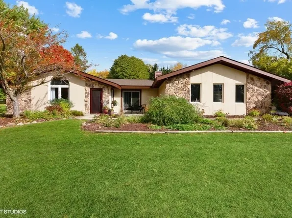 4008 Wilderness Rdg, Crystal Lake, IL 60012